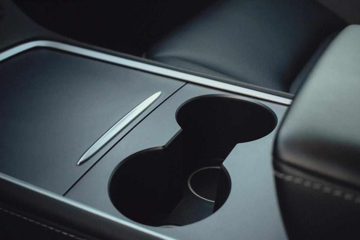 tesla-model-y-standard-range-rwd-2023-eletrico