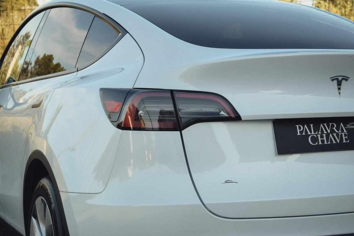 tesla-model-y-standard-range-rwd-2023-eletrico
