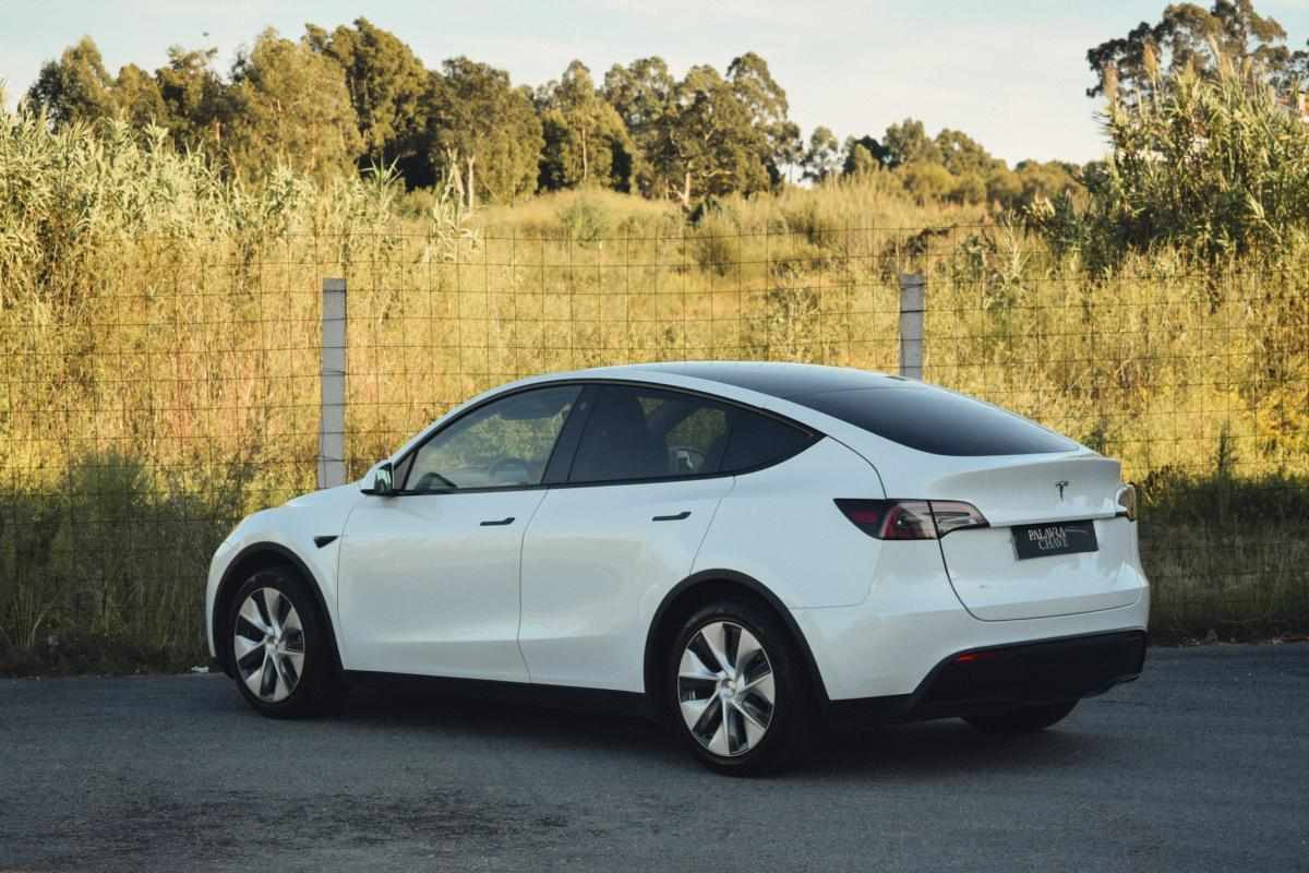 tesla-model-y-standard-range-rwd-2023-eletrico