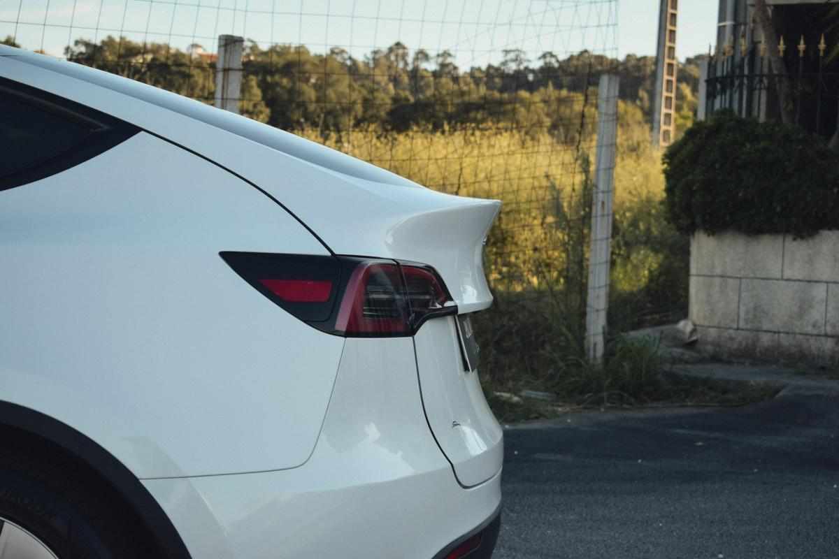 tesla-model-y-standard-range-rwd-2023-eletrico