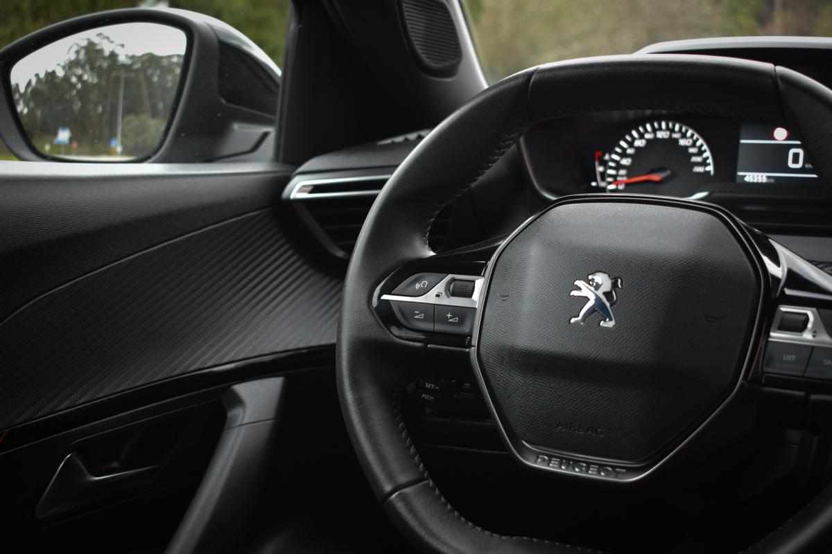 peugeot-2008-1-2-puretech-2023-gasolina-1199cc