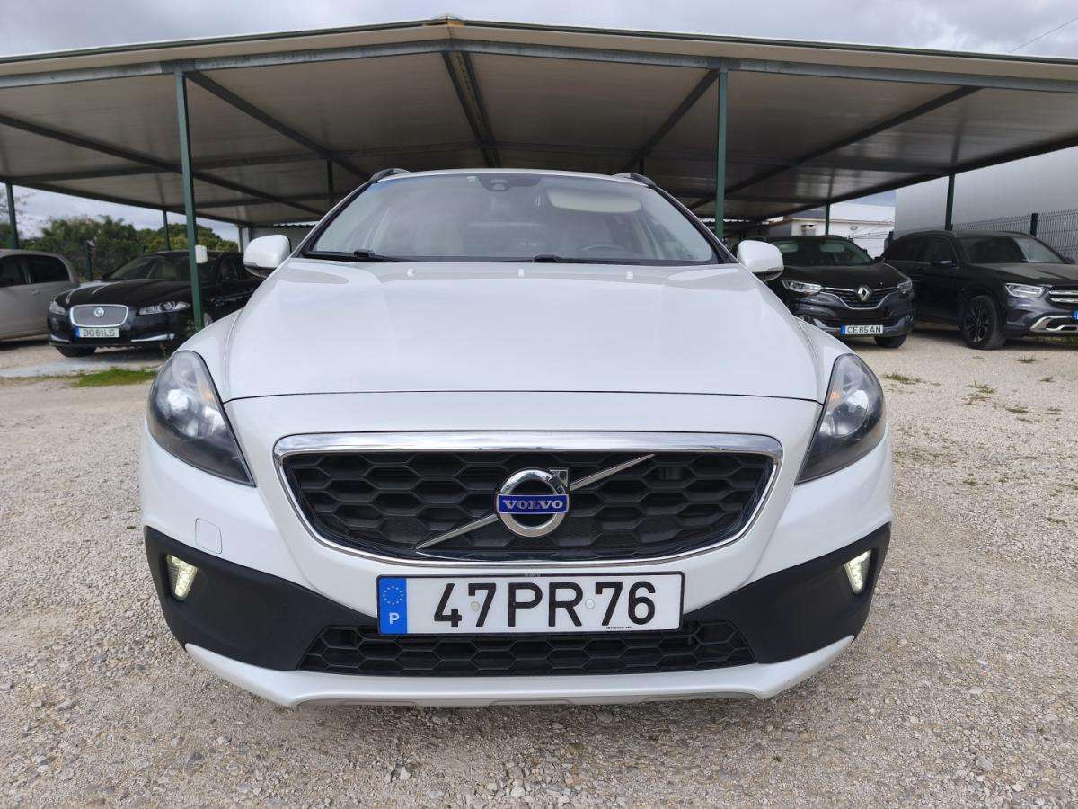 volvo-v40-cross-country-2015-diesel-1560cc