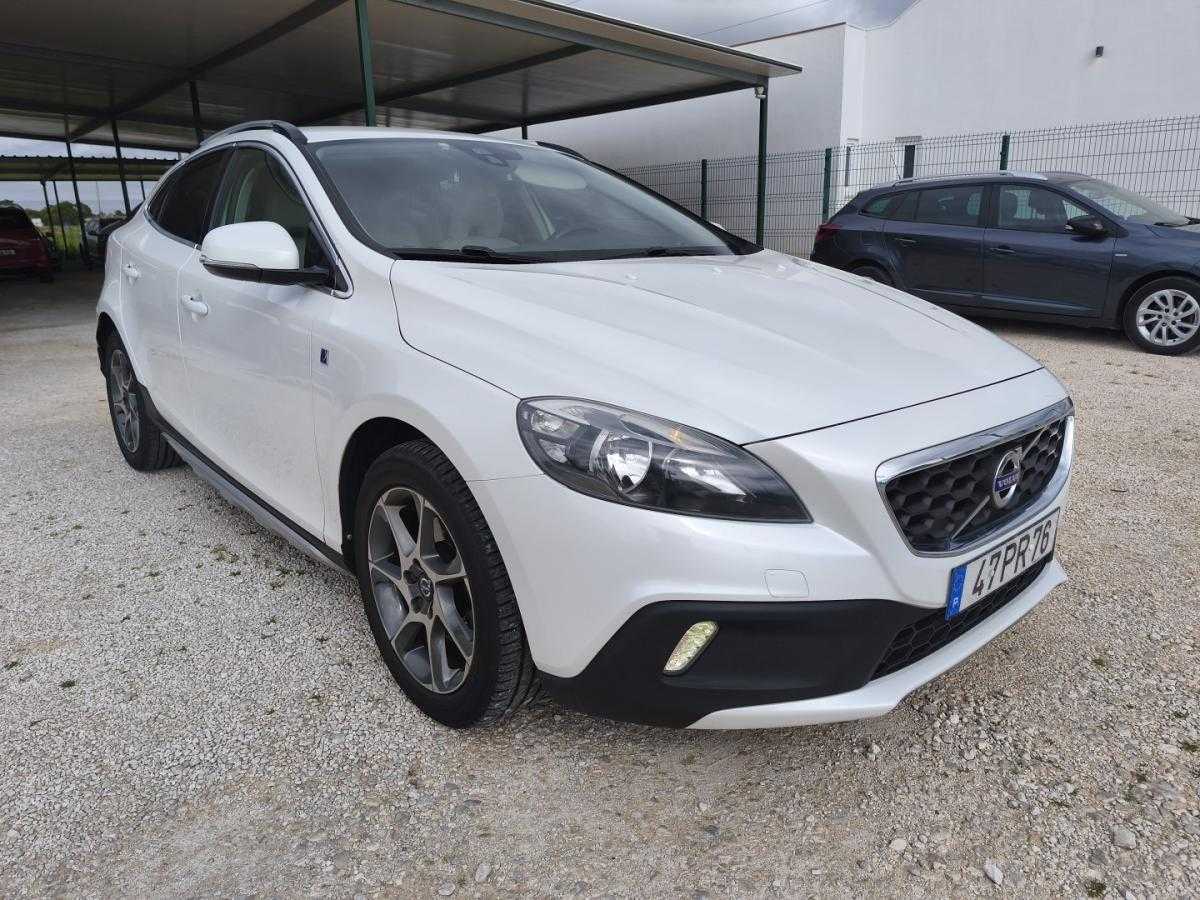volvo-v40-cross-country-2015-diesel-1560cc