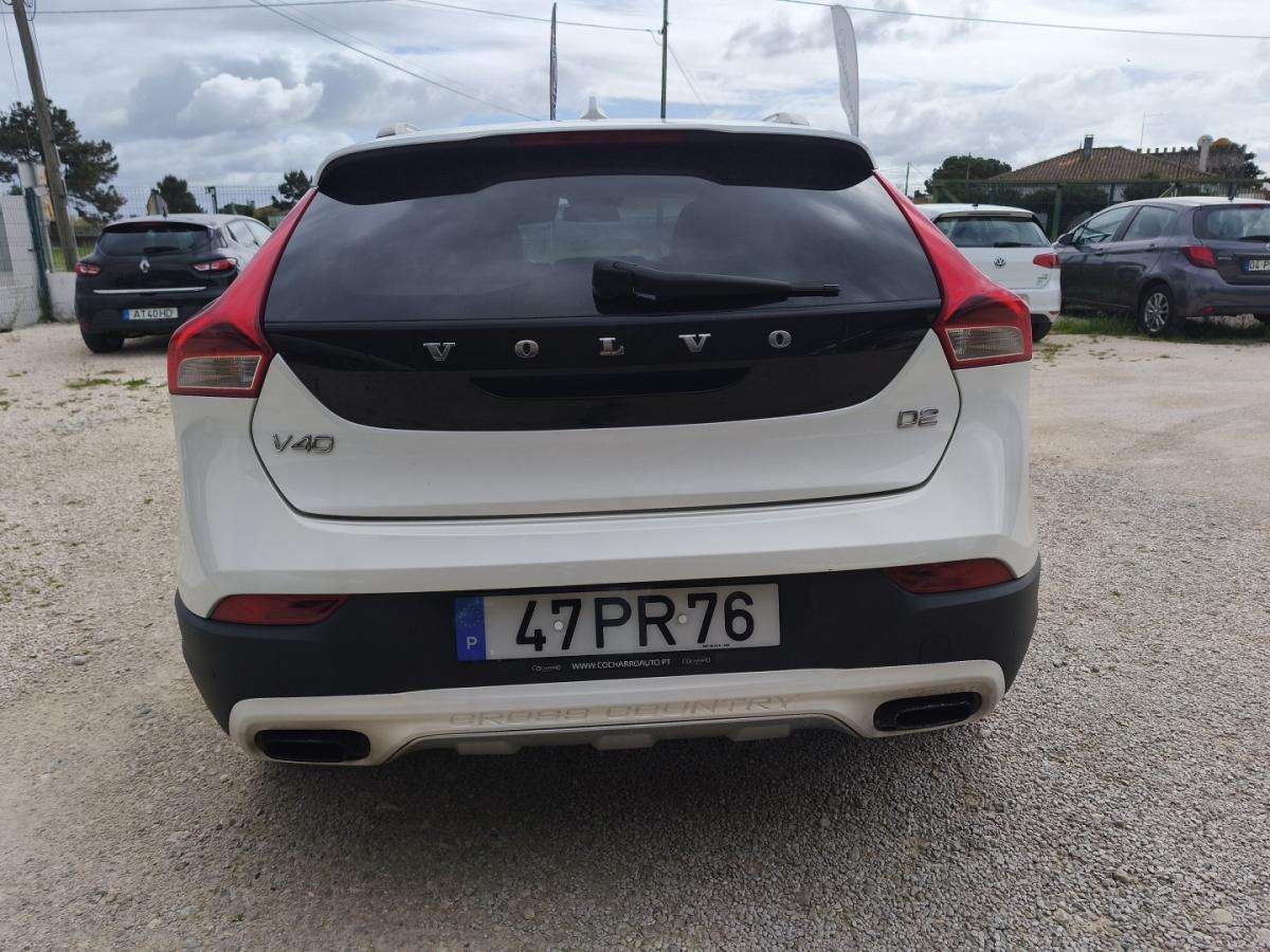 volvo-v40-cross-country-2015-diesel-1560cc