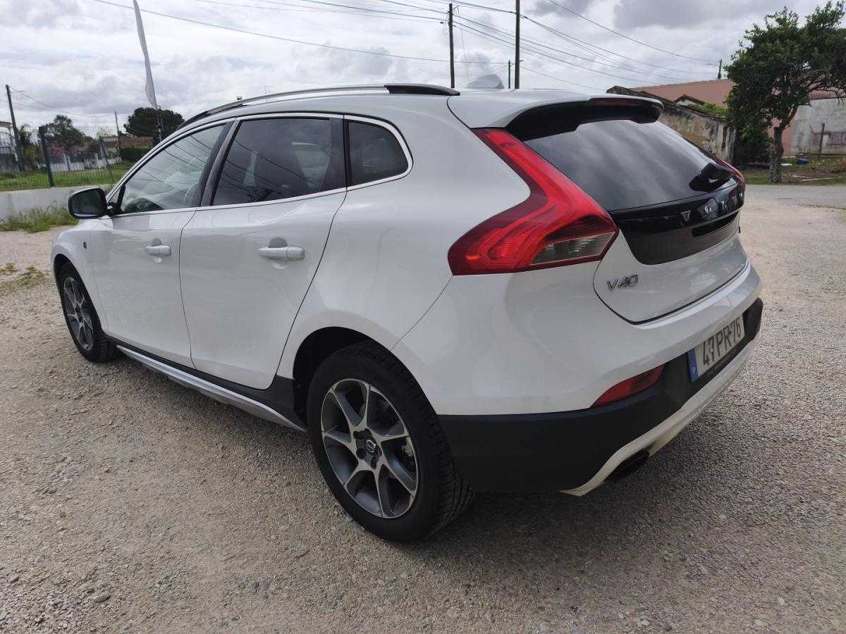 volvo-v40-cross-country-2015-diesel-1560cc