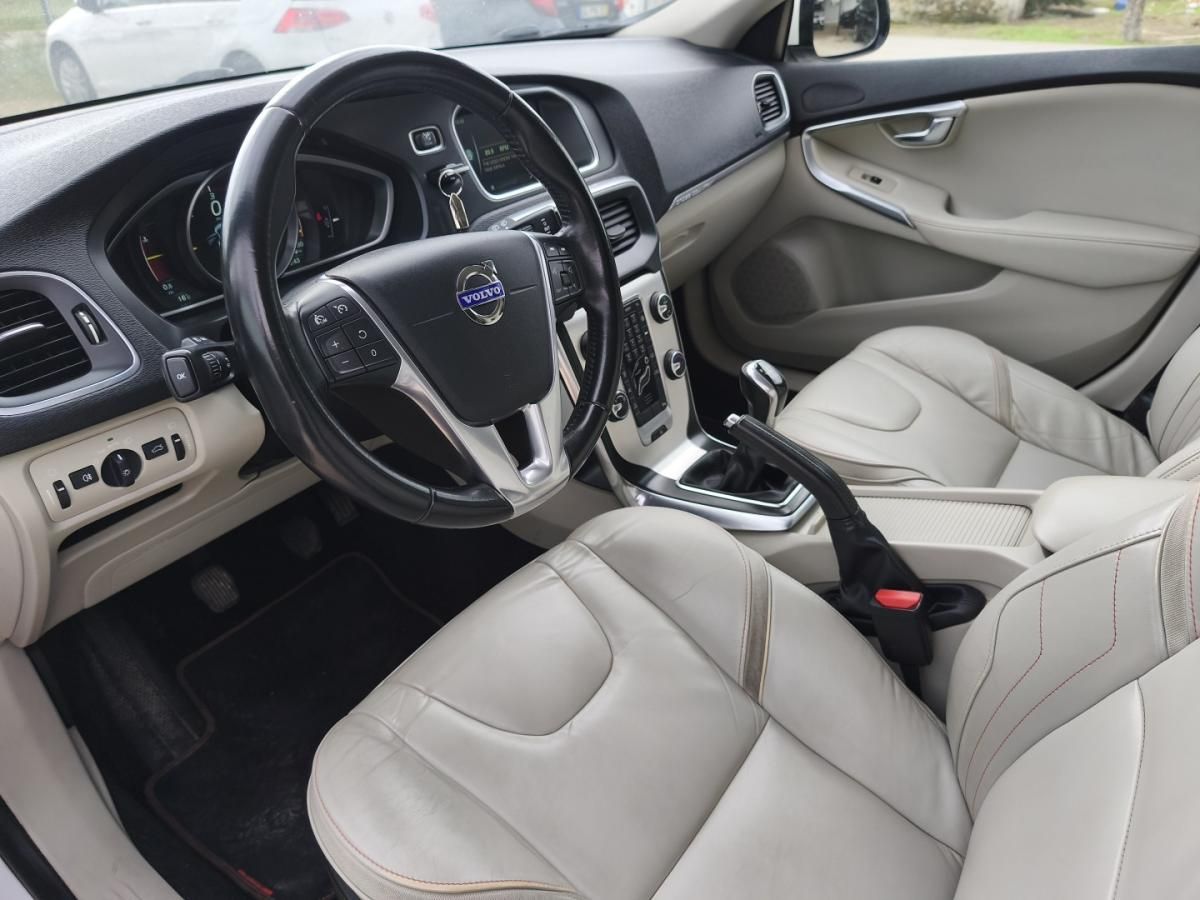 volvo-v40-cross-country-2015-diesel-1560cc