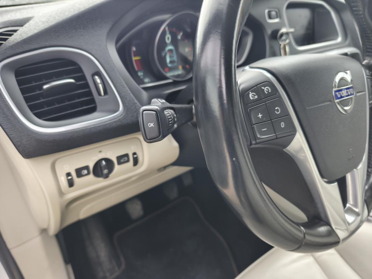 volvo-v40-cross-country-2015-diesel-1560cc