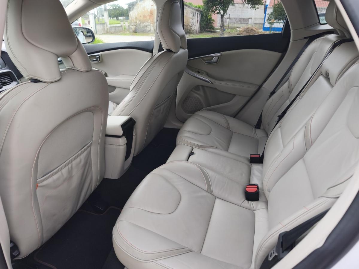 volvo-v40-cross-country-2015-diesel-1560cc