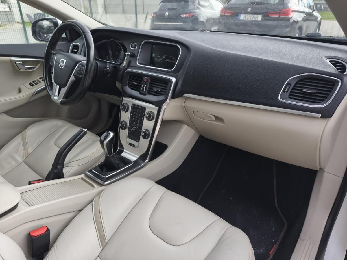 volvo-v40-cross-country-2015-diesel-1560cc