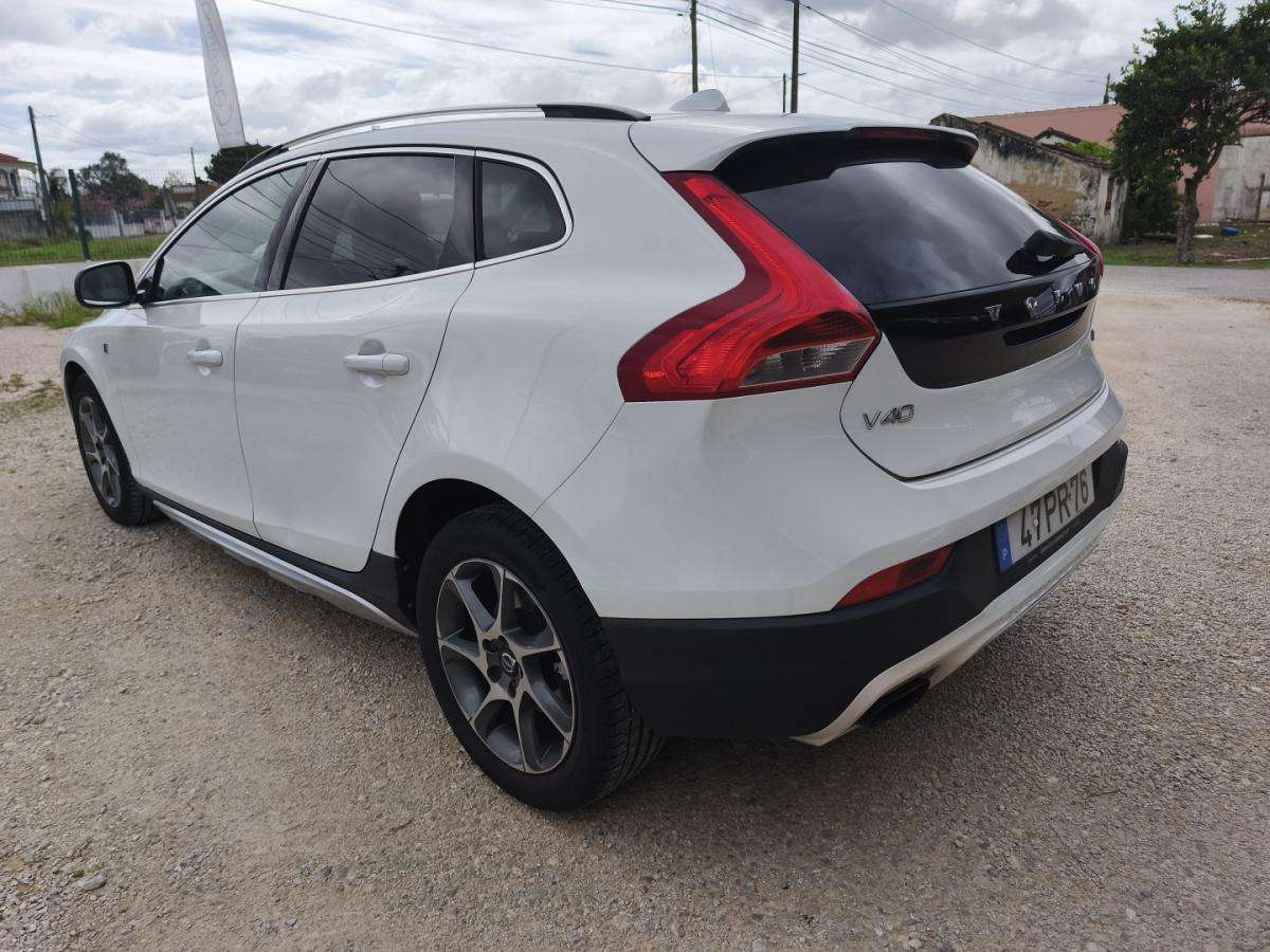 volvo-v40-cross-country-2015-diesel-1560cc