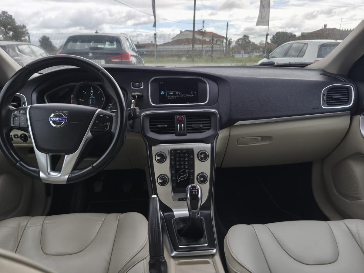volvo-v40-cross-country-2015-diesel-1560cc