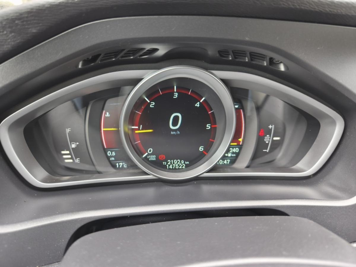 volvo-v40-cross-country-2015-diesel-1560cc