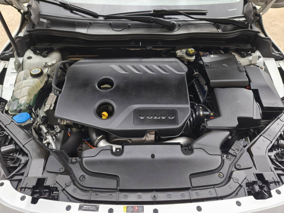 volvo-v40-cross-country-2015-diesel-1560cc