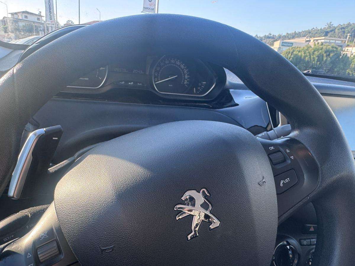 peugeot-208-2015-gasolina-1199cc