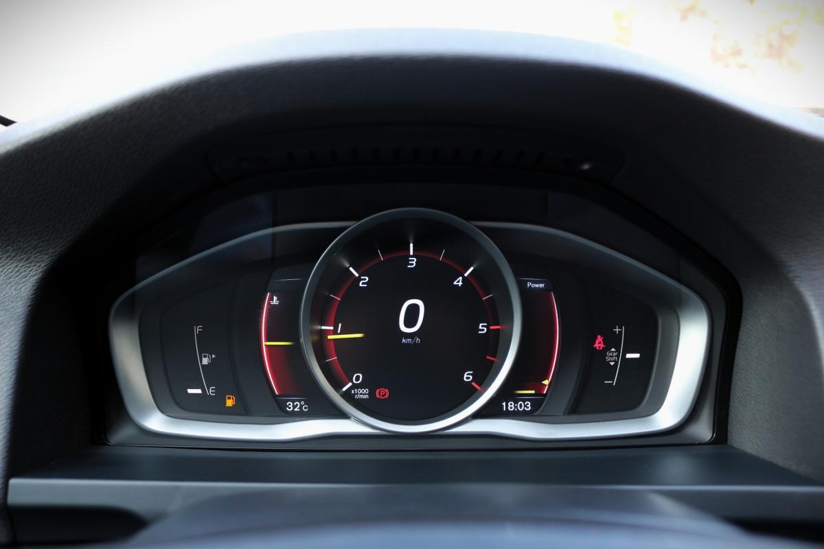 volvo-v60-2015-diesel-1560cc