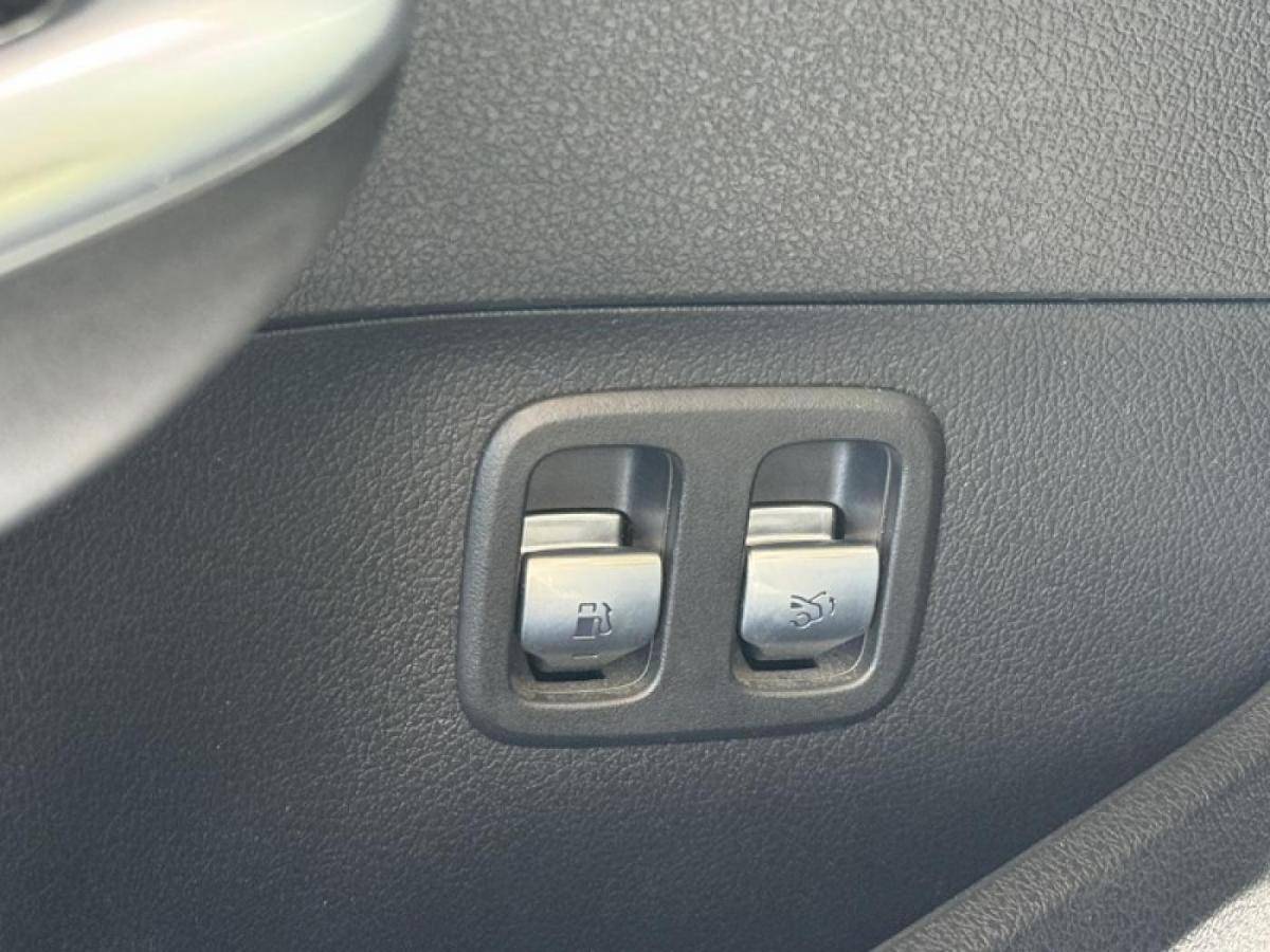 mercedes-benz-classe-c-2022-hibrido-a-gasolina-1999cc