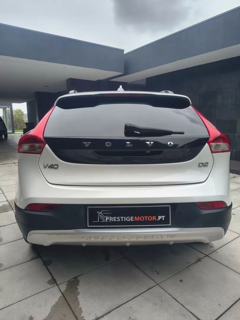 volvo-v40-cross-country-2015-diesel-1560cc