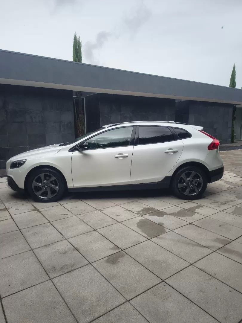 volvo-v40-cross-country-2015-diesel-1560cc