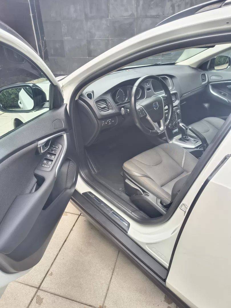 volvo-v40-cross-country-2015-diesel-1560cc