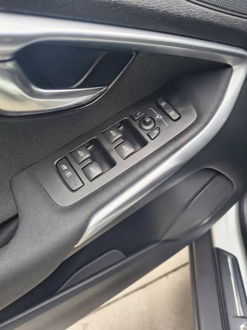 volvo-v40-cross-country-2015-diesel-1560cc