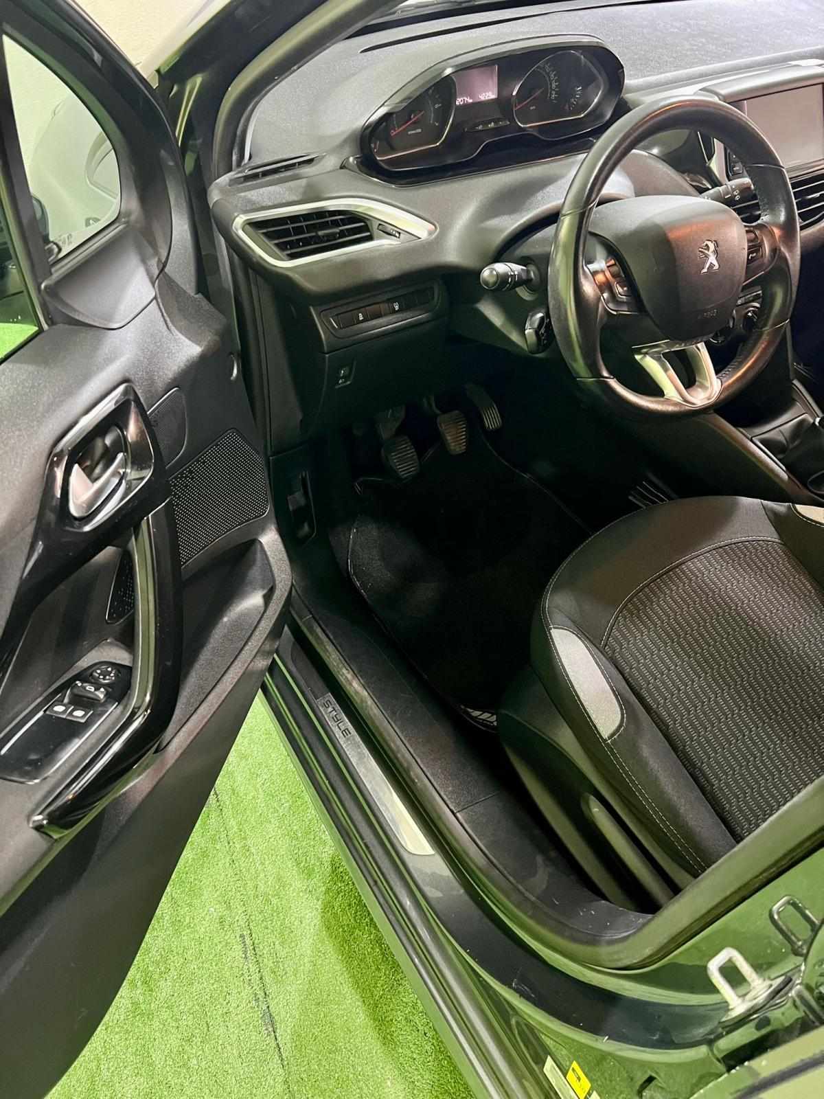 peugeot-208-1-2-vti-2015-gasolina-1199cc