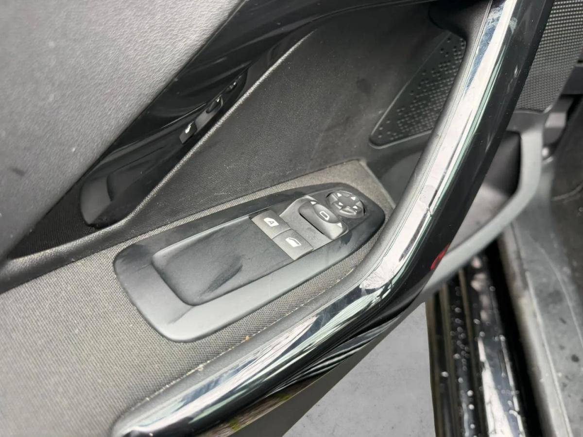 peugeot-208-2017-gasolina-1199cc