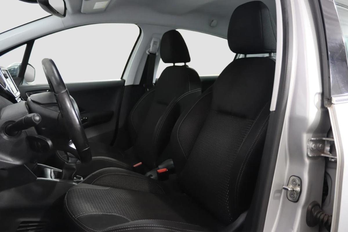 peugeot-208-2017-gasolina-1199cc