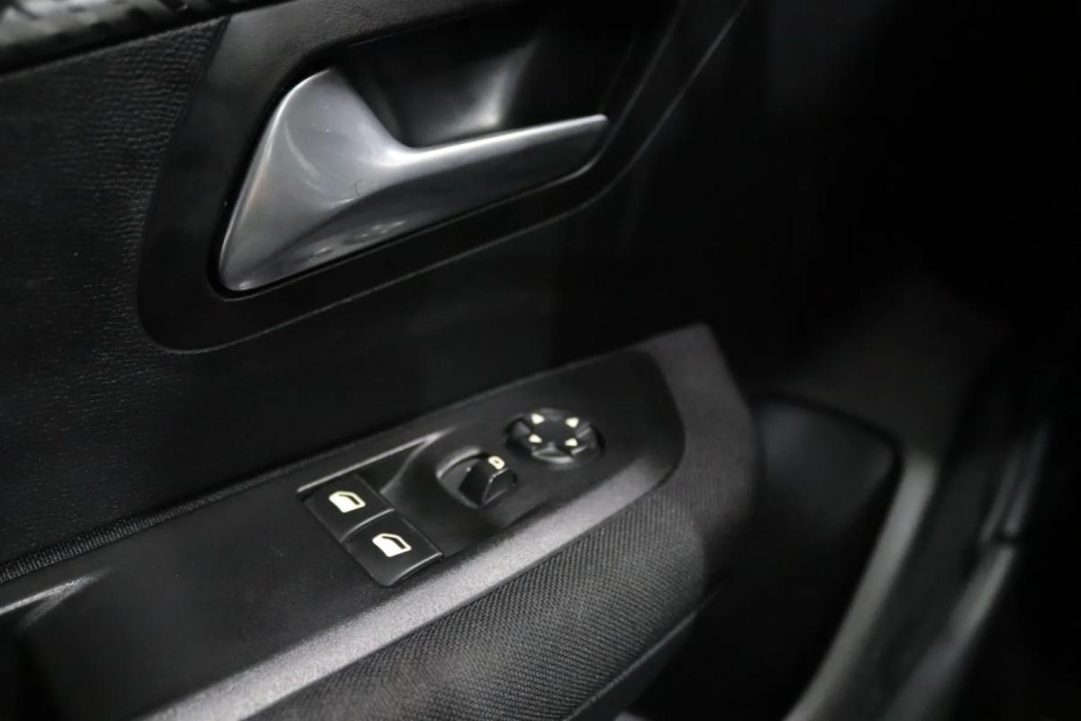 peugeot-208-2022-gasolina-1199cc