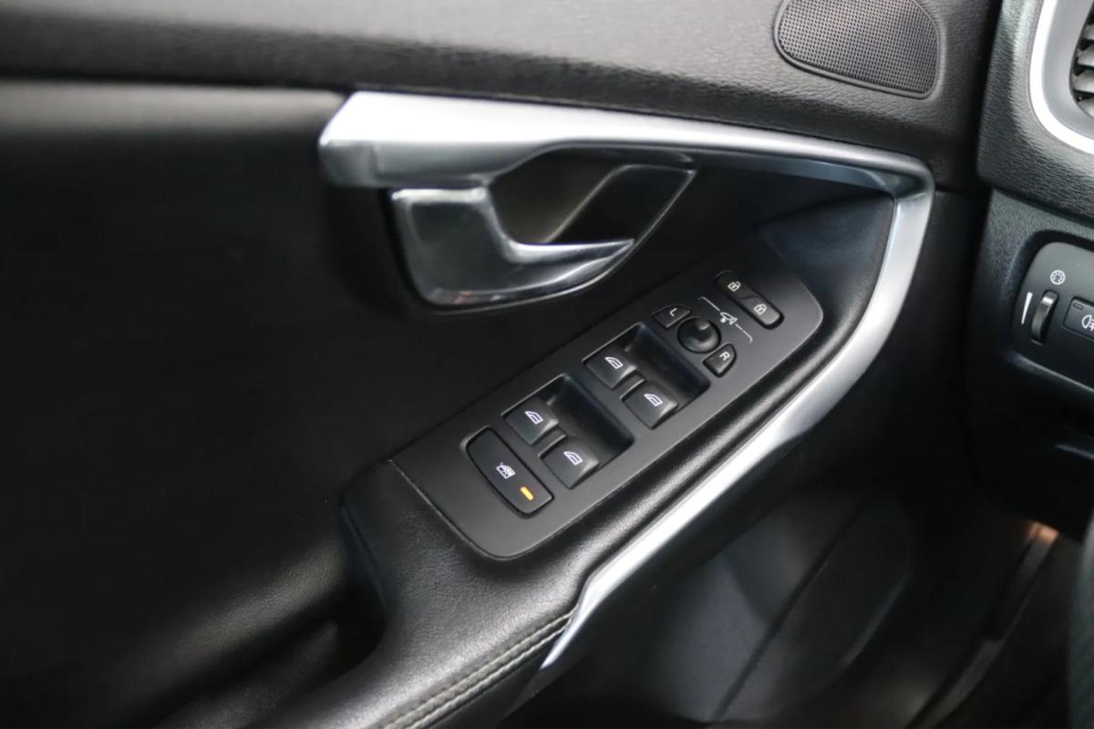 volvo-v40-2015-diesel-1560cc