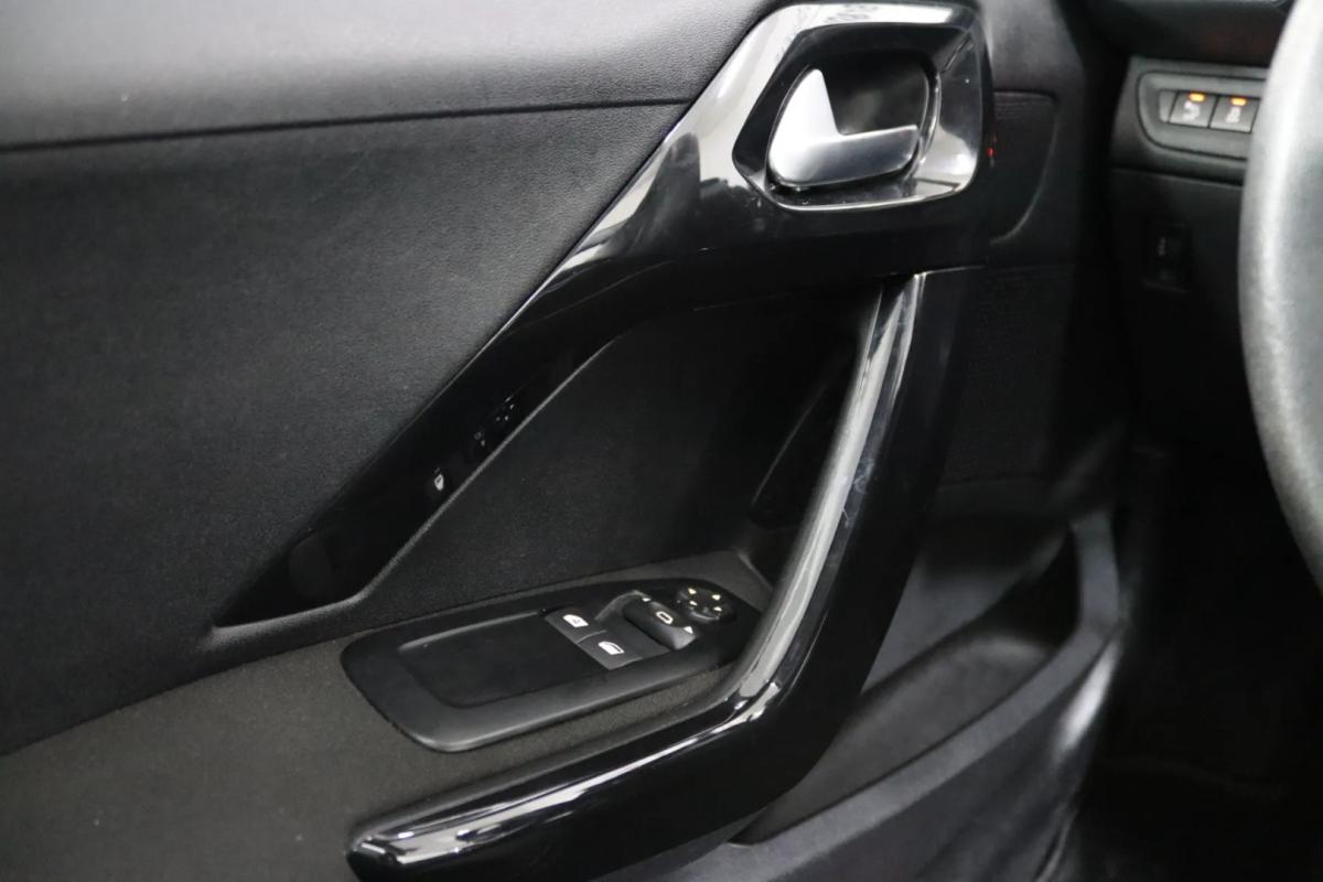 peugeot-208-2017-gasolina-1199cc
