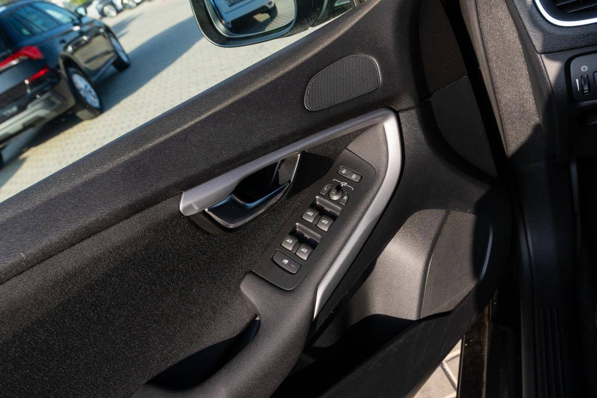 volvo-v40-2019-diesel-1969cc
