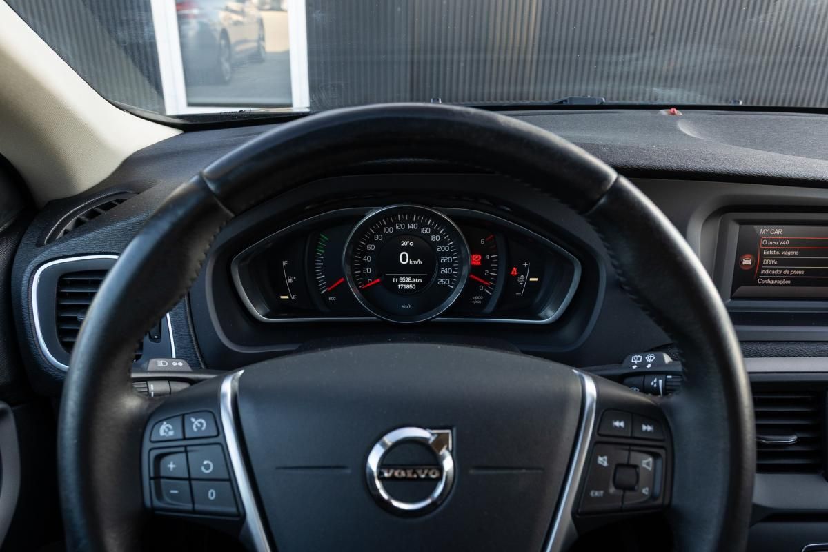 volvo-v40-2019-diesel-1969cc