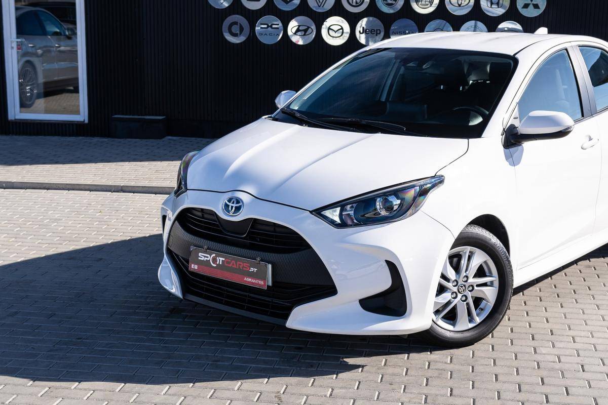 toyota-yaris-2023-hibrido-a-gasolina-1490cc
