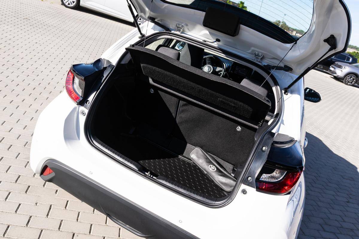 toyota-yaris-2023-hibrido-a-gasolina-1490cc