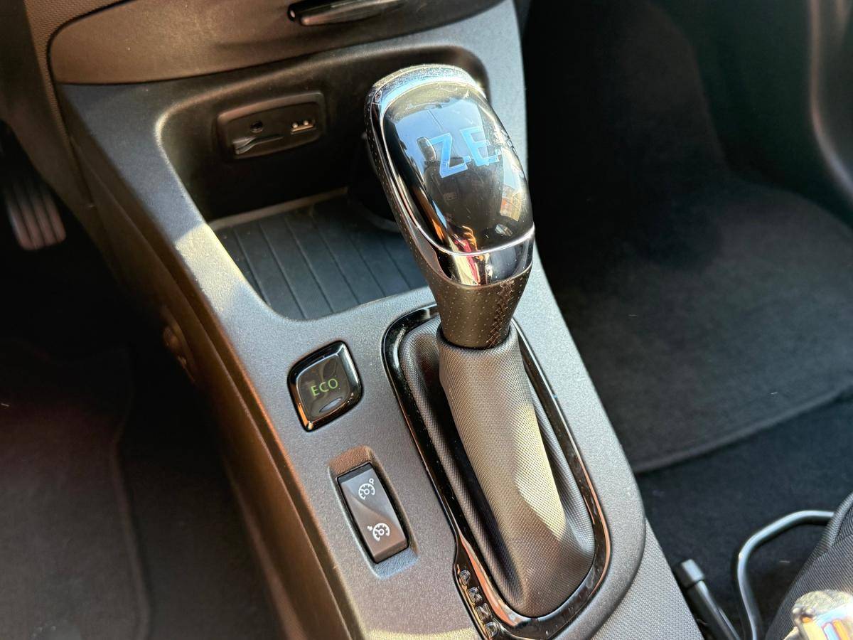 renault-zoe-2017-eletrico-0cc