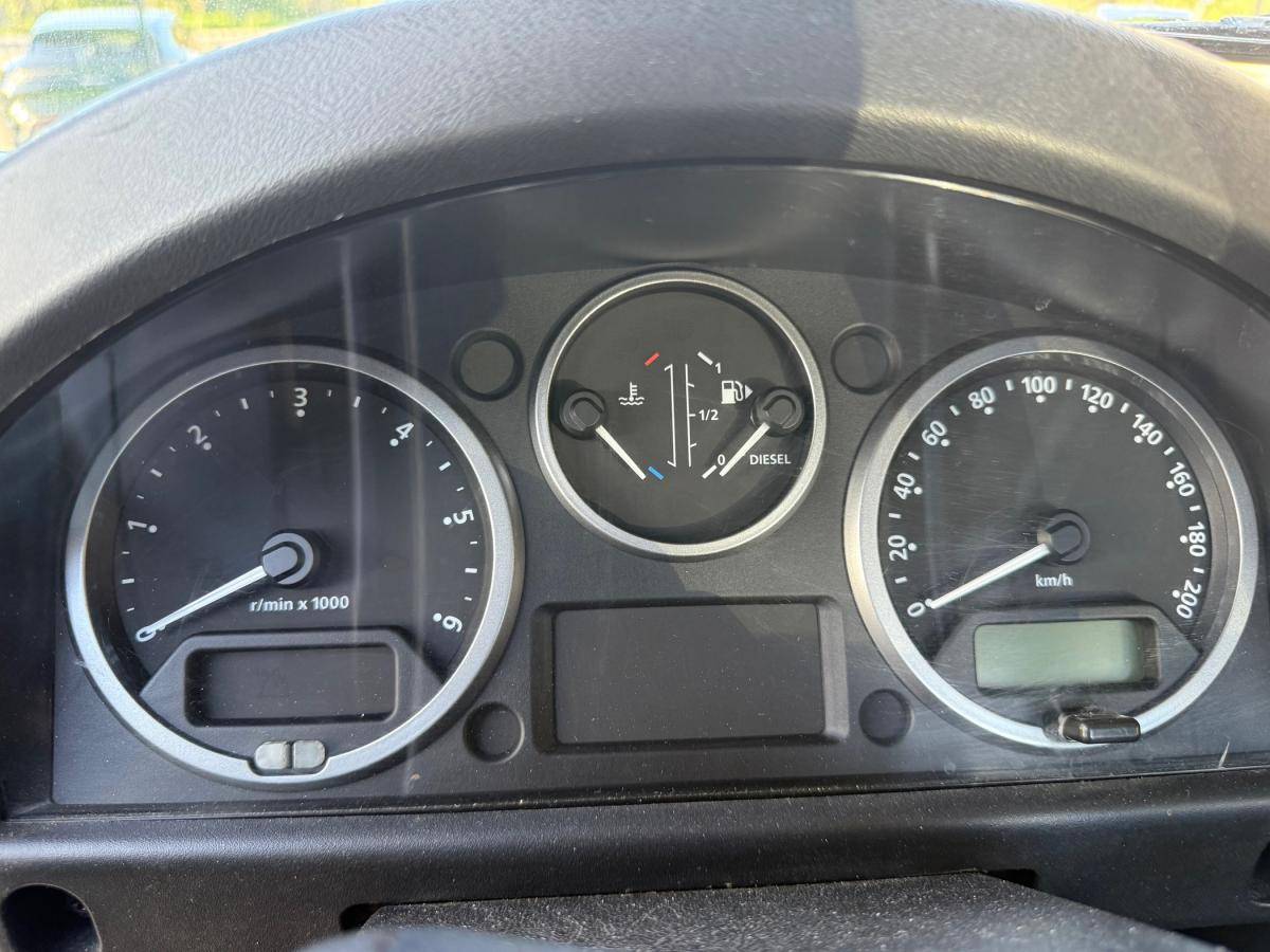 land-rover-defender-2011-diesel-2402cc