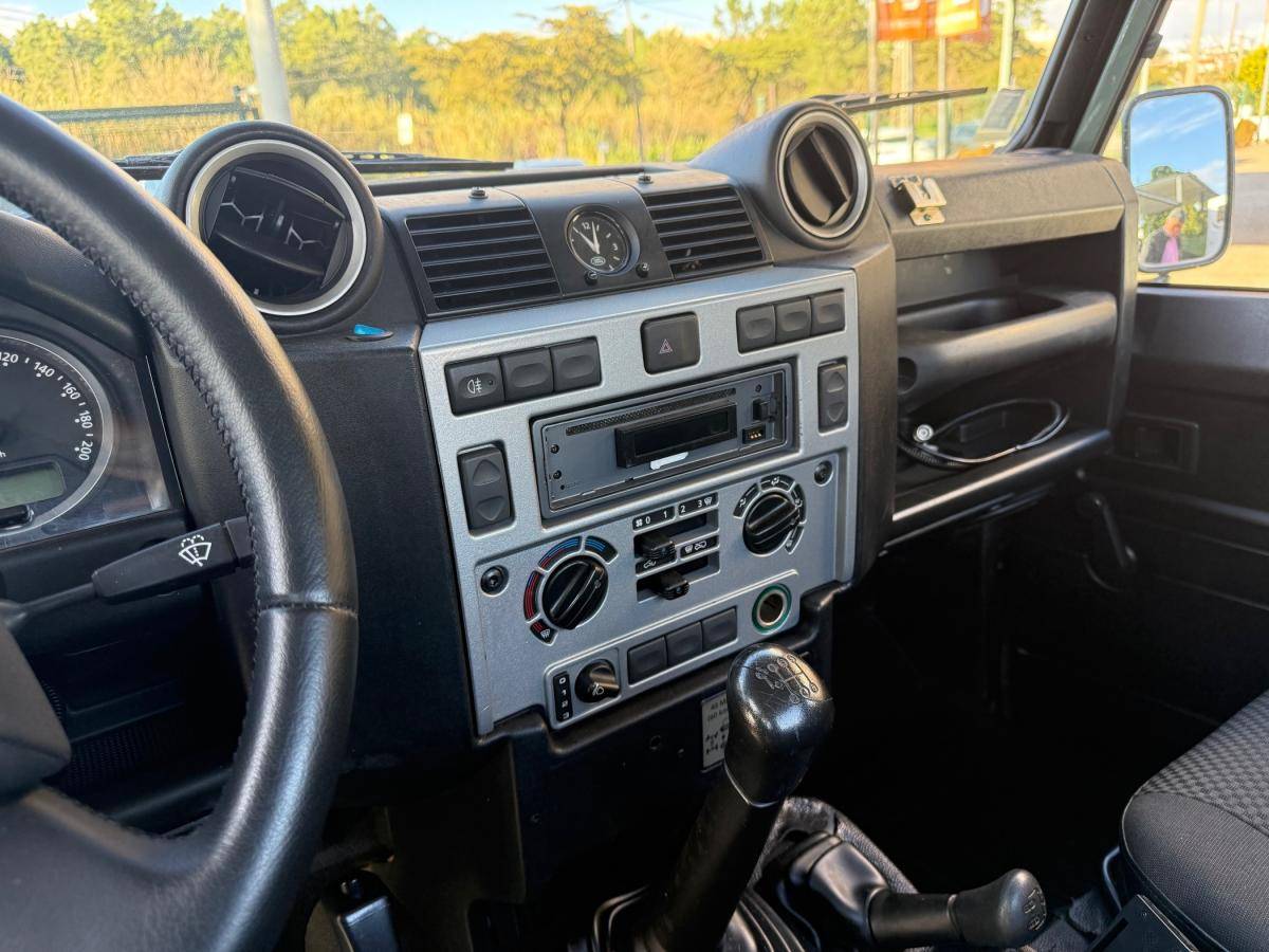 land-rover-defender-2011-diesel-2402cc