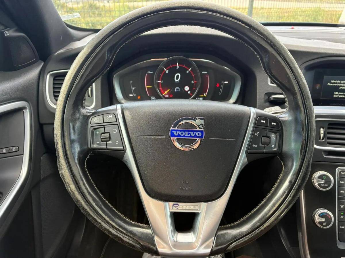 volvo-v60-2015-hibrido-a-diesel-2400cc