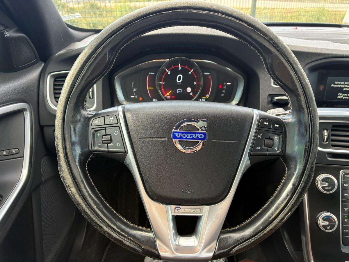 volvo-v60-2015-hibrido-a-diesel-2400cc