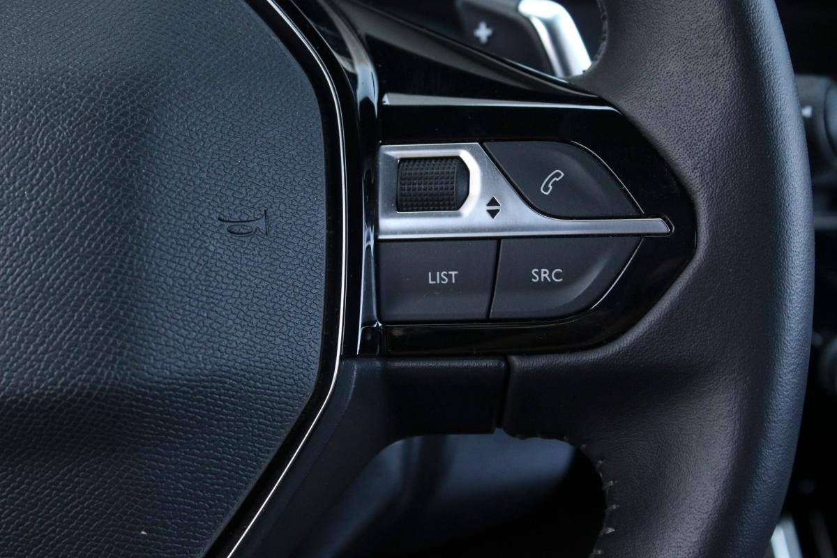 peugeot-2008-2023-gasolina-1199cc