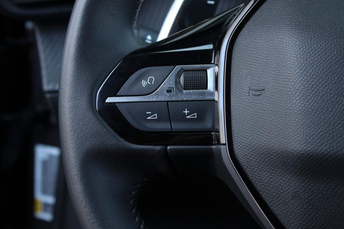 peugeot-2008-2023-gasolina-1199cc