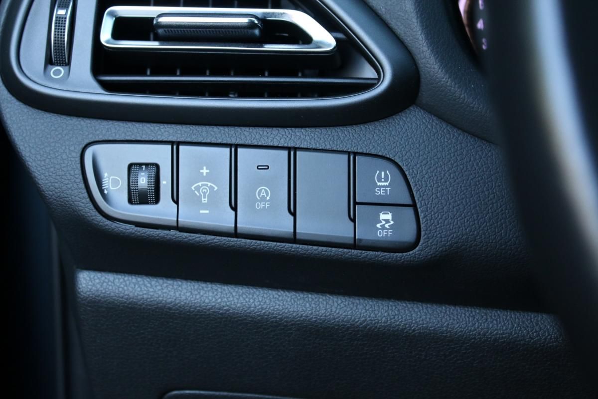 hyundai-i30-2023-gasolina-998cc