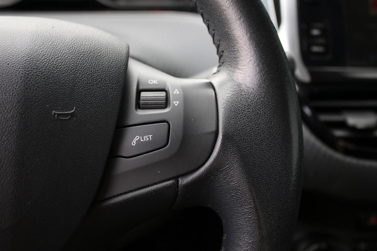 peugeot-208-2017-gasolina-1199cc