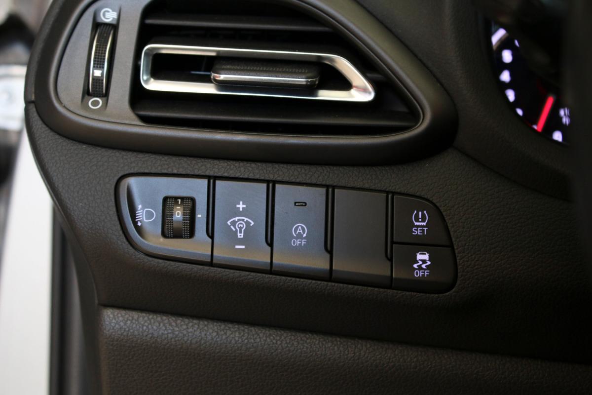 hyundai-i30-sw-2023-gasolina-998cc
