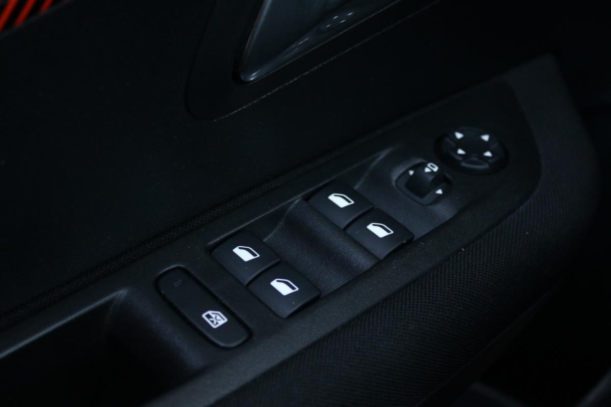 peugeot-208-2022-gasolina-1199cc