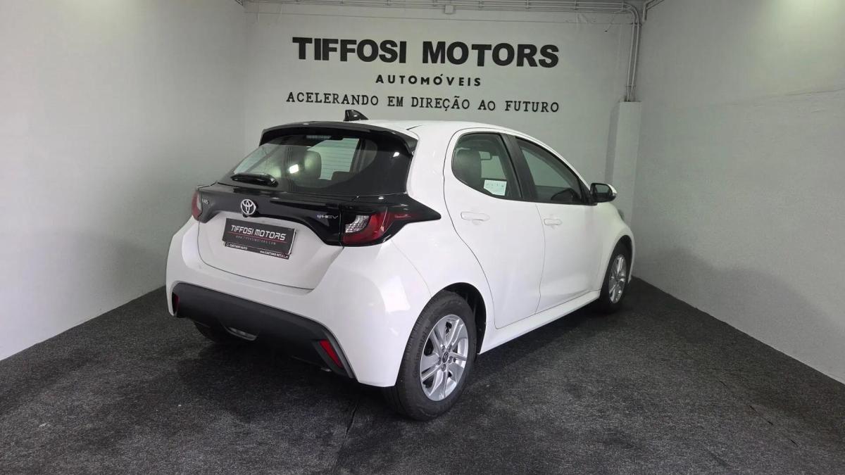 toyota-yaris-2025-hibrido-a-gasolina-1490cc