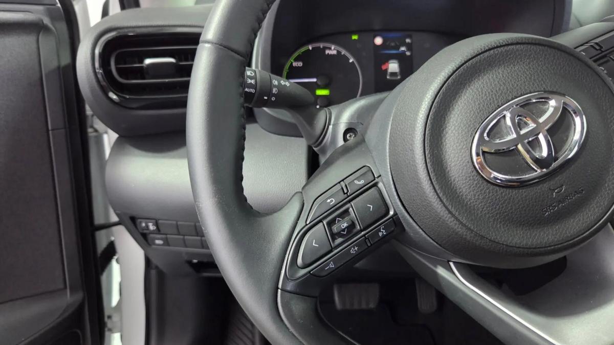 toyota-yaris-2025-hibrido-a-gasolina-1490cc
