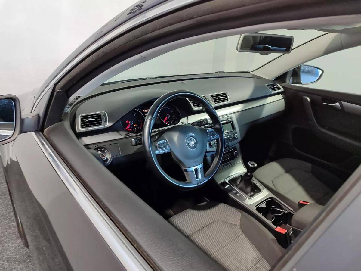 volkswagen-passat-variant-2011-diesel-1598cc