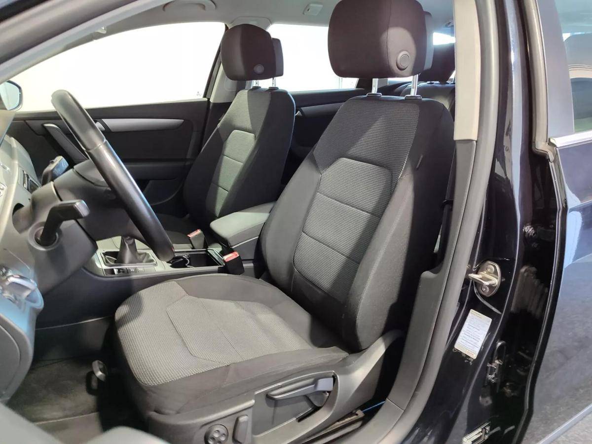 volkswagen-passat-variant-2011-diesel-1598cc