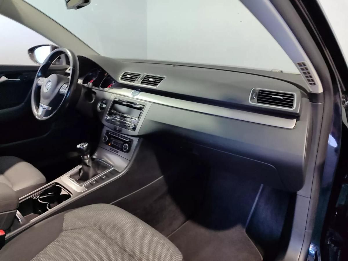 volkswagen-passat-variant-2011-diesel-1598cc